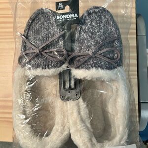New with tags Ladies Sonoma slippers size medium/7-8.